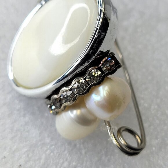 White Oval Brooch with Faux White Pearls Pin - Picture 3 of 8